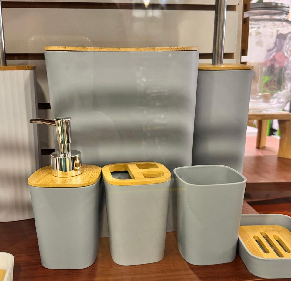 SET DE BAÑO ELEGANTE CON DETALLES EN BAMBÚ